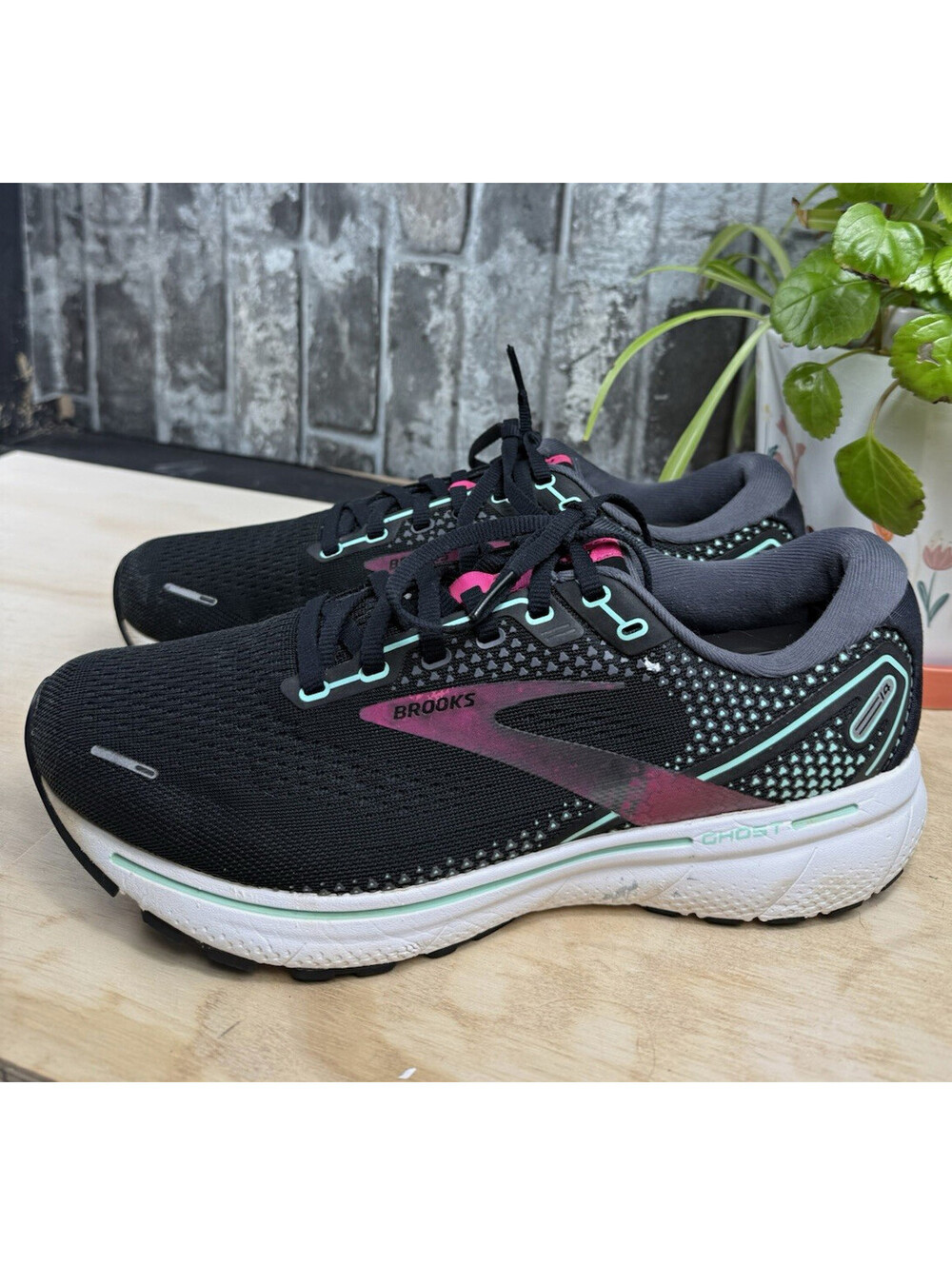 Brooks Ghost Men's Black/White/Pink/Green Low Top Lace-Up Wide (D) Sneaker